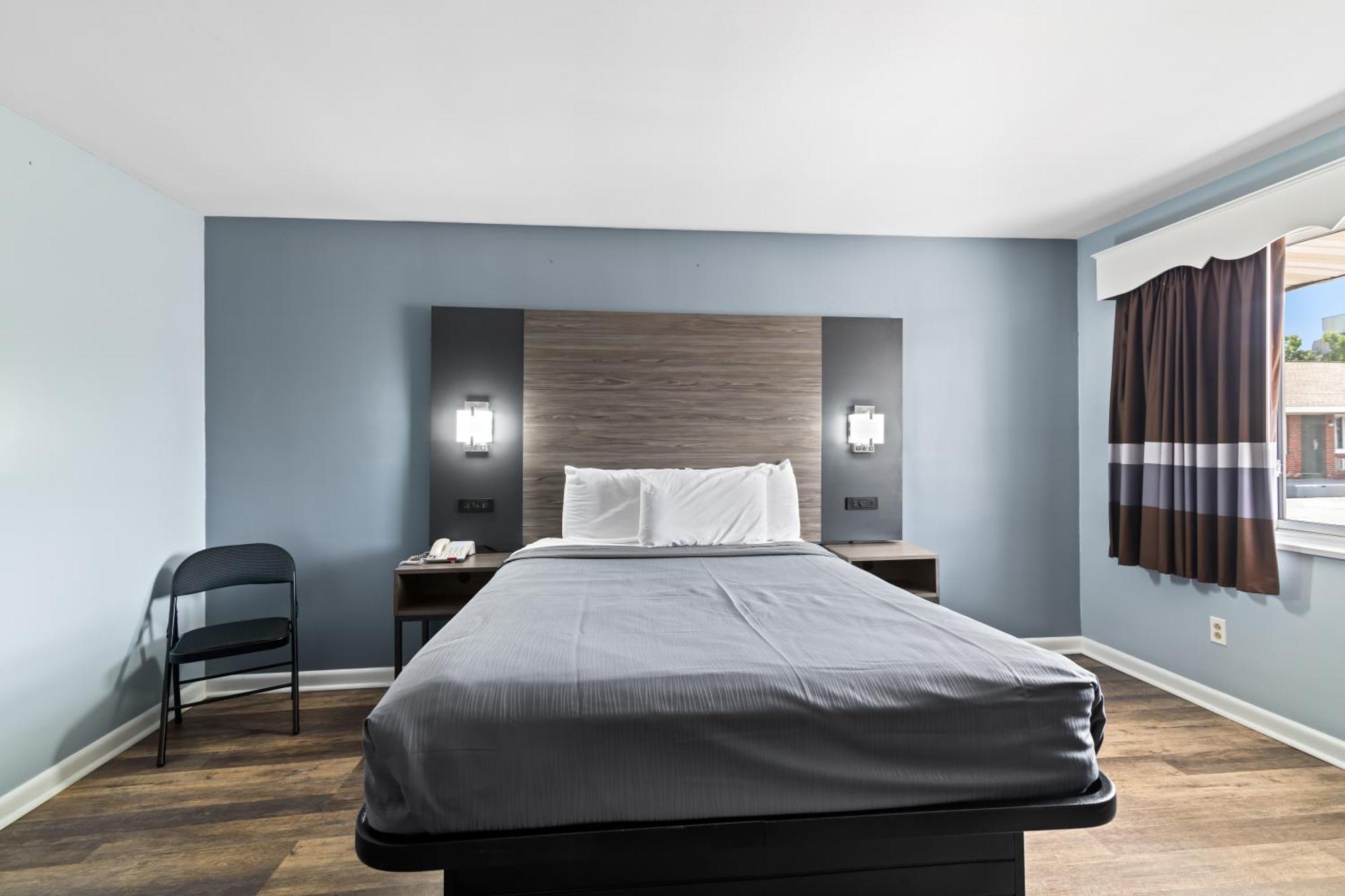 Plaza Motel 2*