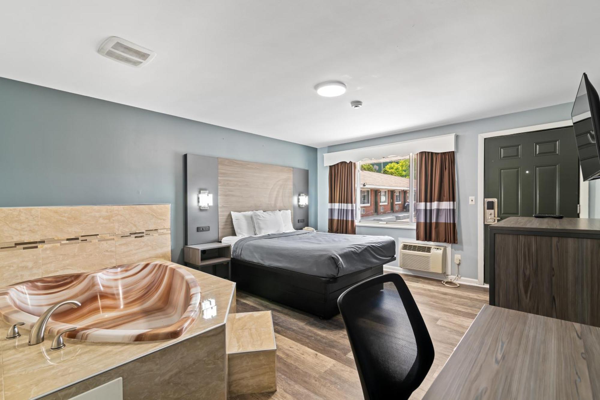 Plaza Motel 2*