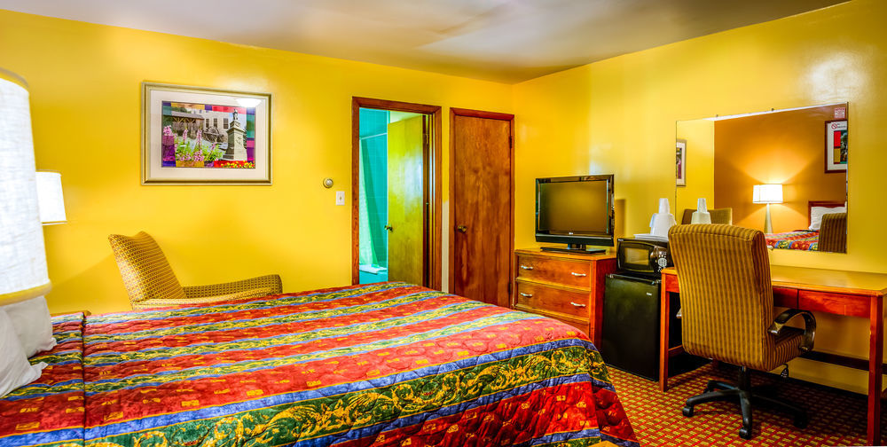 Plaza Motel 2*